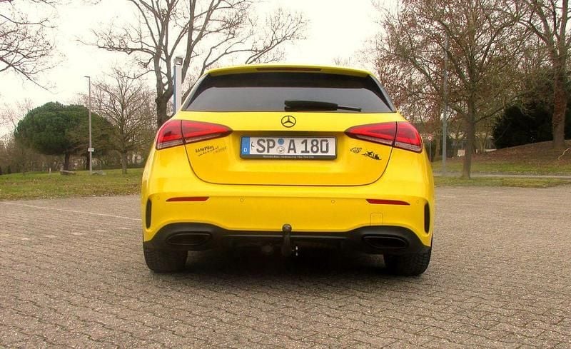 Gebraucht Mercedes A180 AMG line 136 PS (100 kW) 2019 Gelb Limousine