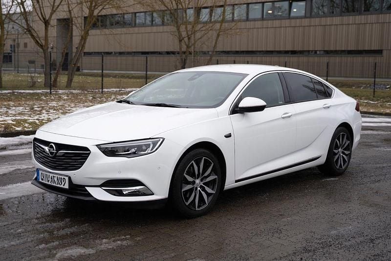 Gebraucht Opel Insignia Dynamic 165 PS (121 kW) 2018 Weiß Limousine
