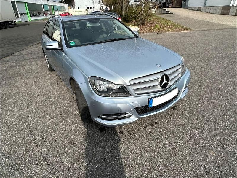 Gebraucht Mercedes C180 156 PS (114 kW) 2014 Silber Limousine