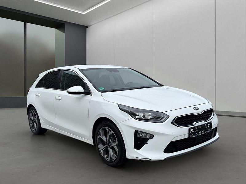 Gebraucht Kia Ceed Spirit 140 PS (102 kW) 2018 Weiss / deluxe white (metallic) Kleinwagen