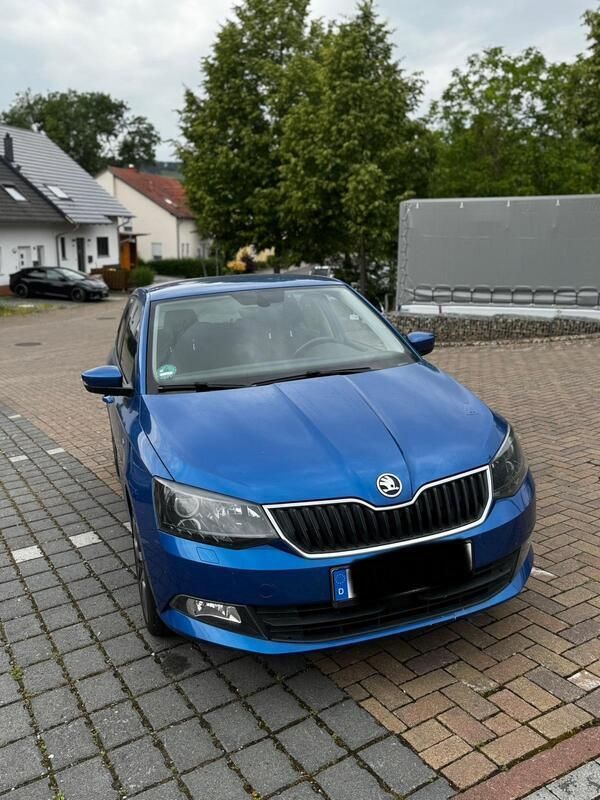 Blau Gebraucht 2017 Skoda Fabia Ambition Kleinwagen | 11.000 € (Etwas zu teuer) - Bild 1/4