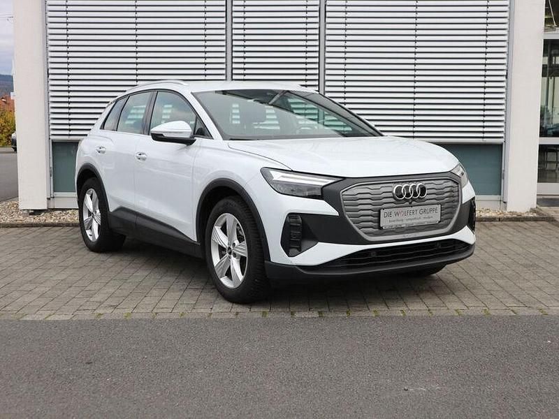 Gebraucht Audi Q4 e-tron Basis 125 kW (170 PS) 2022 Gletscherweiß metallic SUV