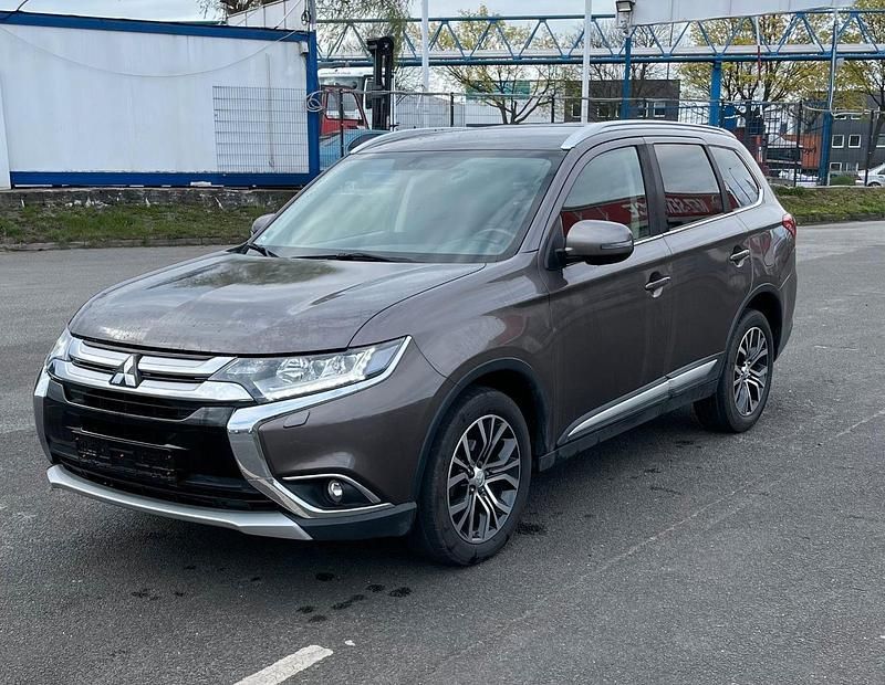 Braun Gebraucht 2017 Mitsubishi Outlander Diamant Edition SUV | 17.999 € (Fairer Preis) - Bild 1/4