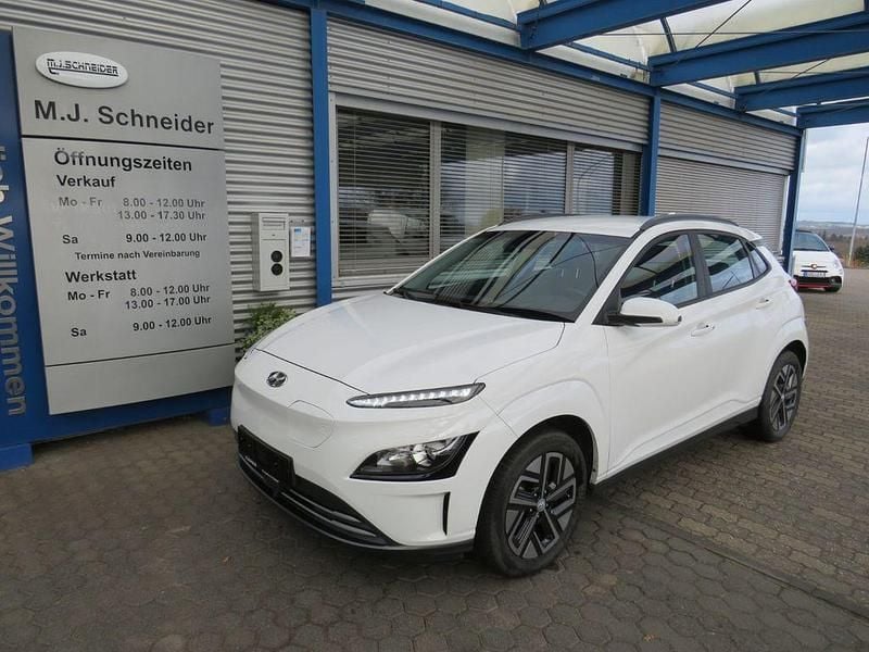 Gebraucht Hyundai Kona Select 100 kW (136 PS) 2022 Atlas white / sol SUV