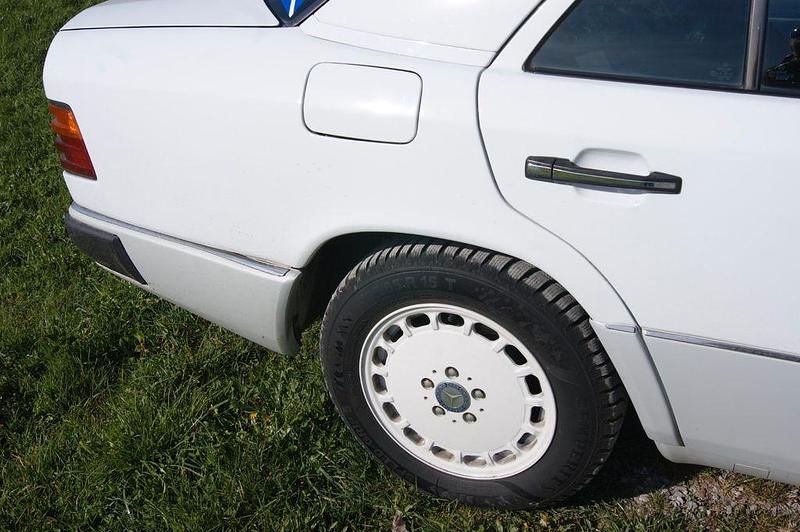 Gebraucht Mercedes E230 132 PS (97 kW) 1990 Weiß Limousine