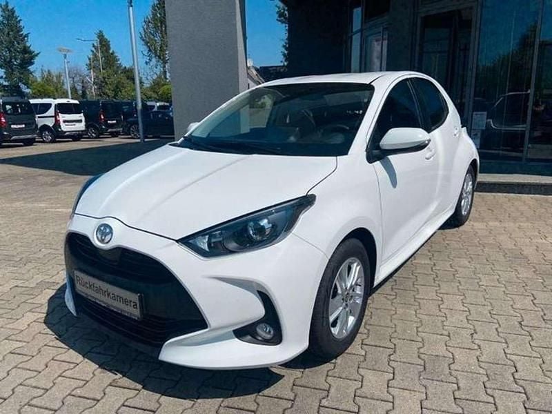 Schaumweiß Gebraucht 2024 Toyota Yaris Comfort Kleinwagen | 18.899 € (Fairer Preis) - Bild 1/4