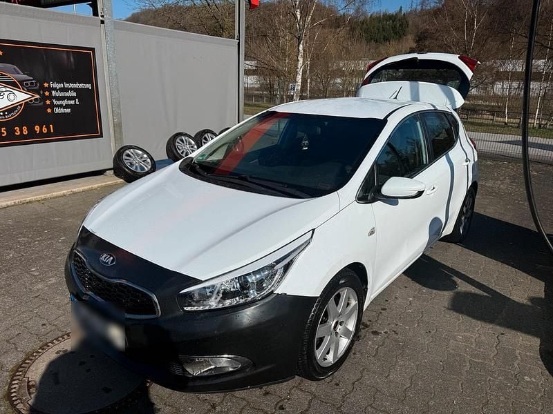 Gebraucht Kia Ceed 99 PS (72 kW) 2014 Weiß Kleinwagen