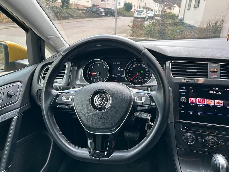 Gebraucht VW Golf VII R-line 115 PS (84 kW) 2017 Gold Kleinwagen
