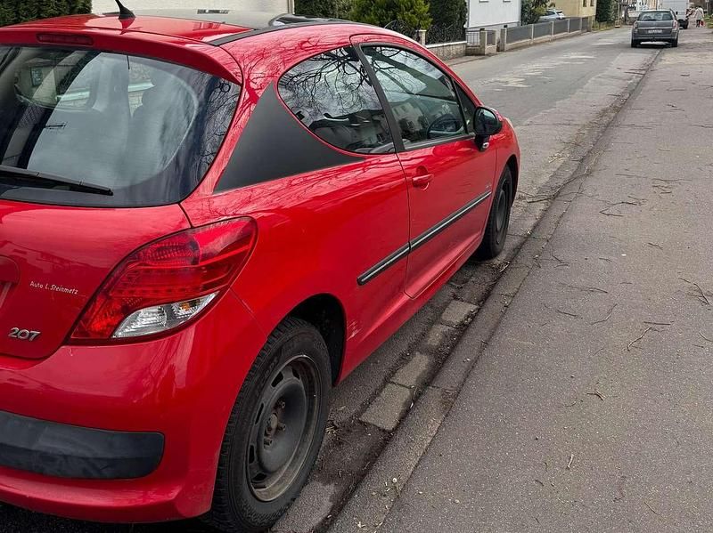 Gebraucht Peugeot 207 95 PS (69 kW) 2011 Rot Limousine