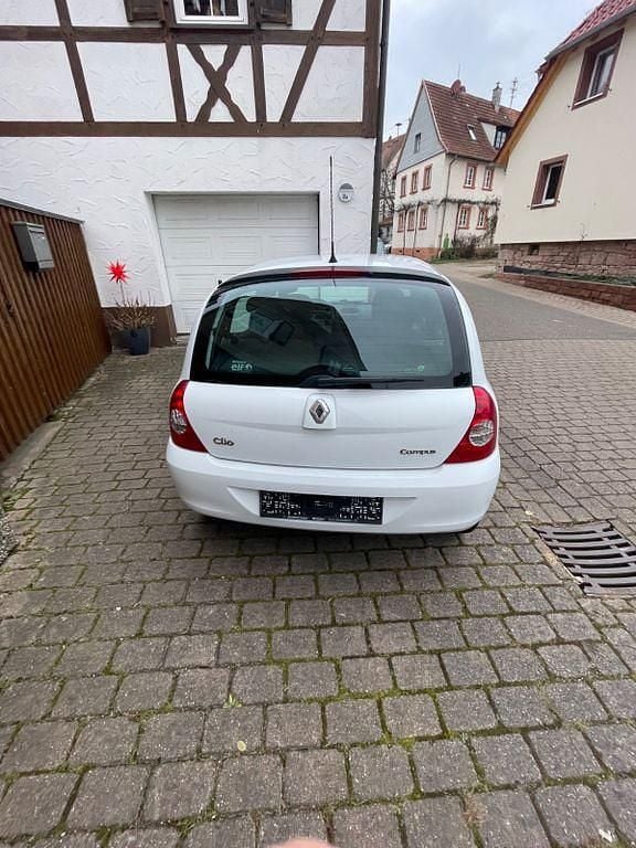 Gebraucht Renault Clio II Authentique 58 PS (42 kW) 2010 Weiß Limousine