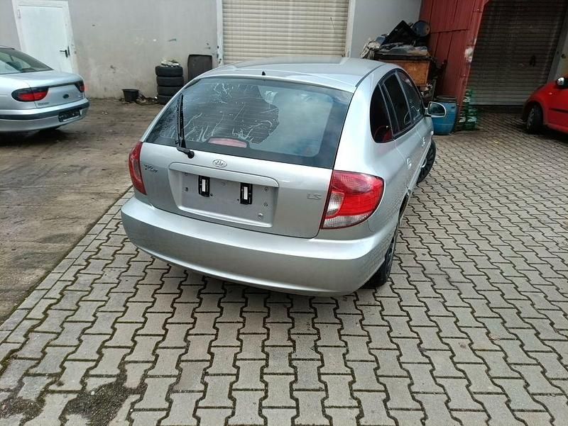 Second-hand Kia Rio 97 CP (71 kW) 2005 Argintiu Berlinǎ