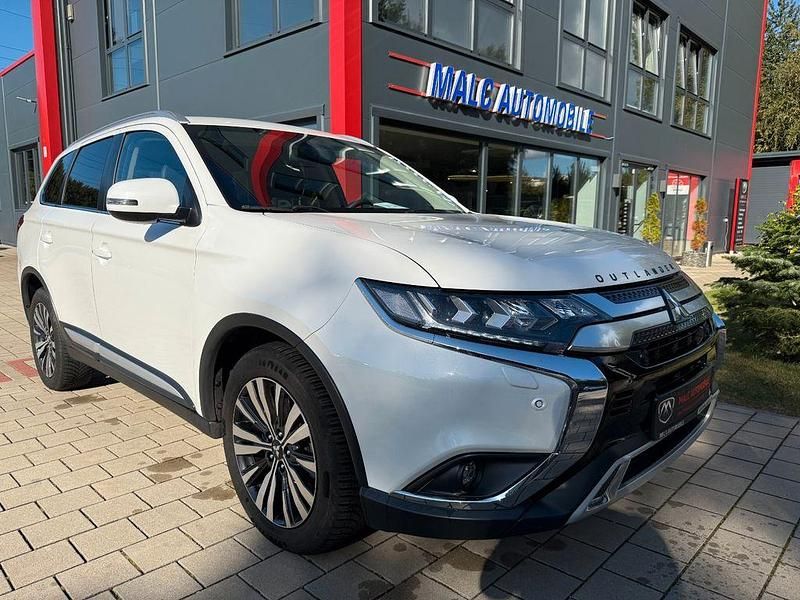 Weiß Gebraucht 2018 Mitsubishi Outlander Diamant Edition SUV | 20.999 € (Teuer) - Bild 1/4