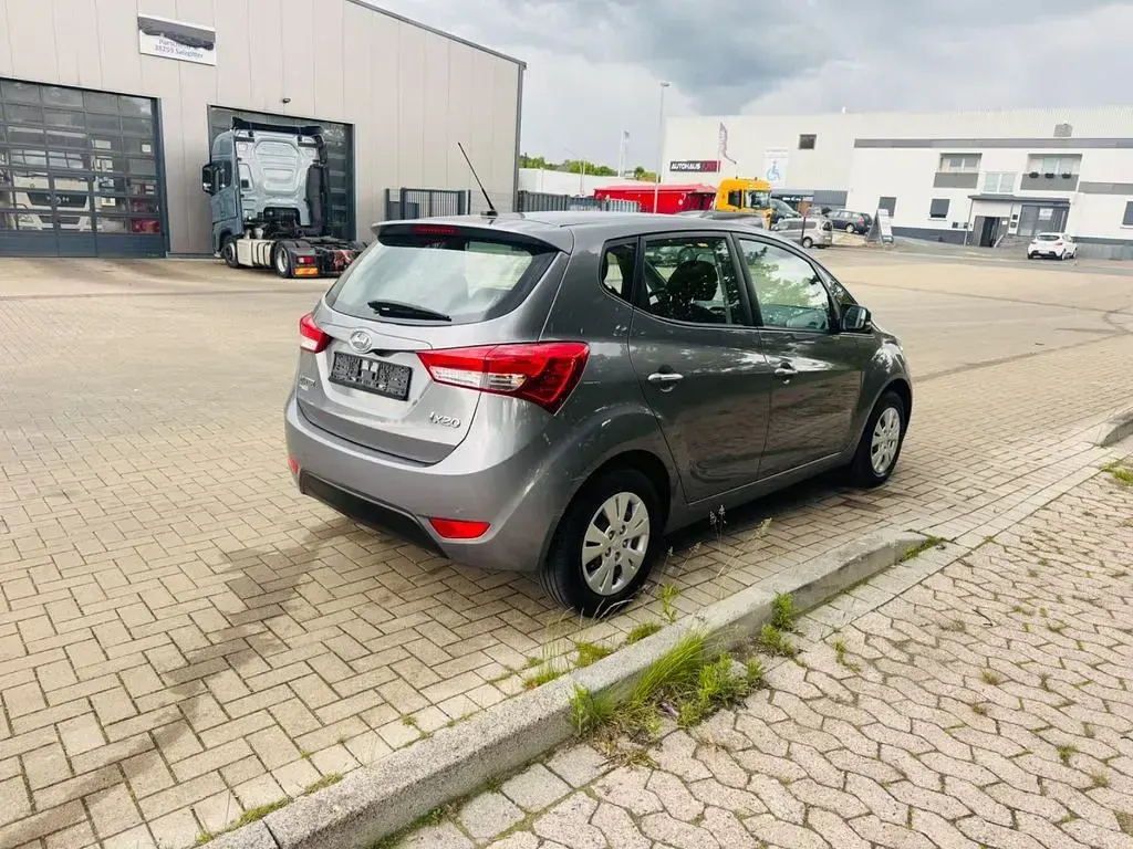 Gebraucht Hyundai ix20 Edition 90 PS (66 kW) 2012 Grau Kleinwagen