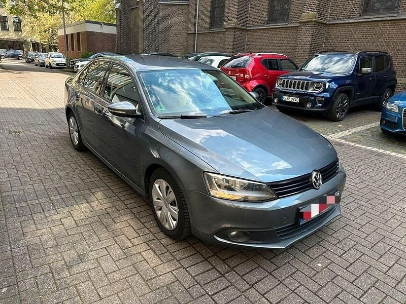 Gebraucht VW Jetta Trendline 105 PS (77 kW) 2012 Grau Limousine