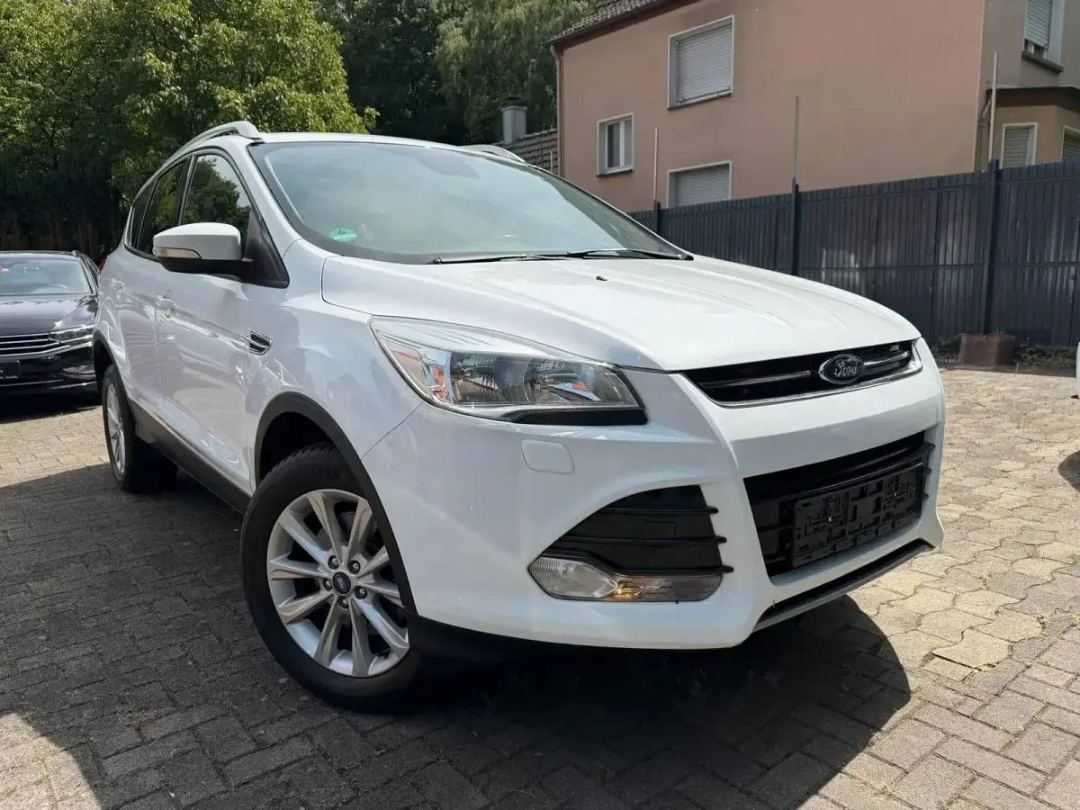 Gebraucht Ford Kuga Titanium 150 PS (110 kW) 2016 Weiß SUV