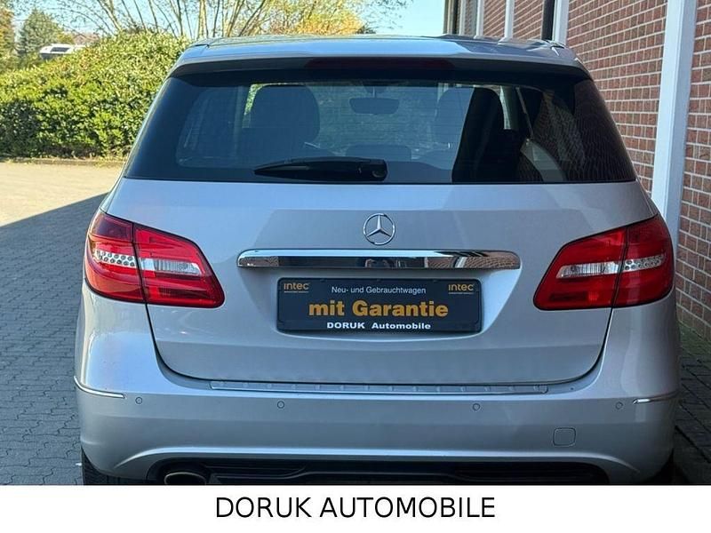 Gebraucht Mercedes B180 122 PS (89 kW) 2012 Silber Van / Kleinbus