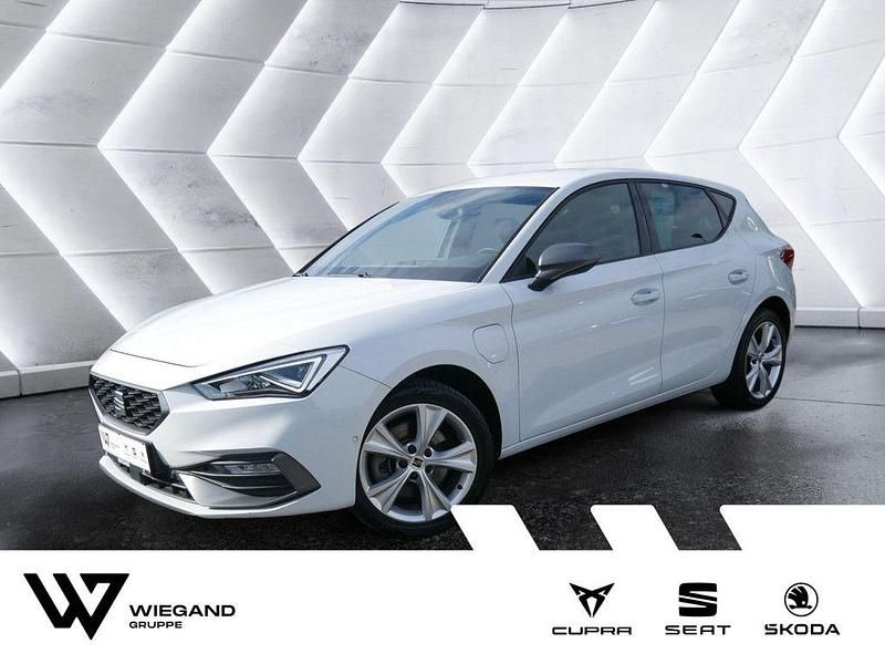 Weiß Gebraucht 2021 Seat Leon FR Limousine | 22.347 € (Fairer Preis) - Bild 1/4
