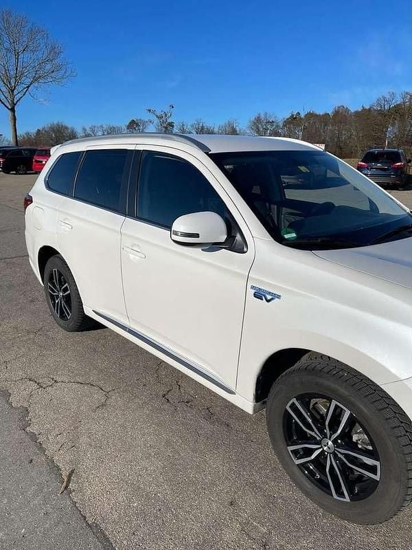 Gebraucht Mitsubishi Outlander P-HEV Spirit 224 PS (164 kW) 2021 Weiß SUV