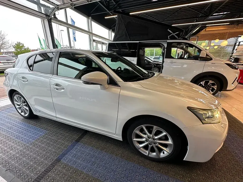 Second-hand Lexus CT200h 99 CP (72 kW) 2011 Alb Berlinǎ