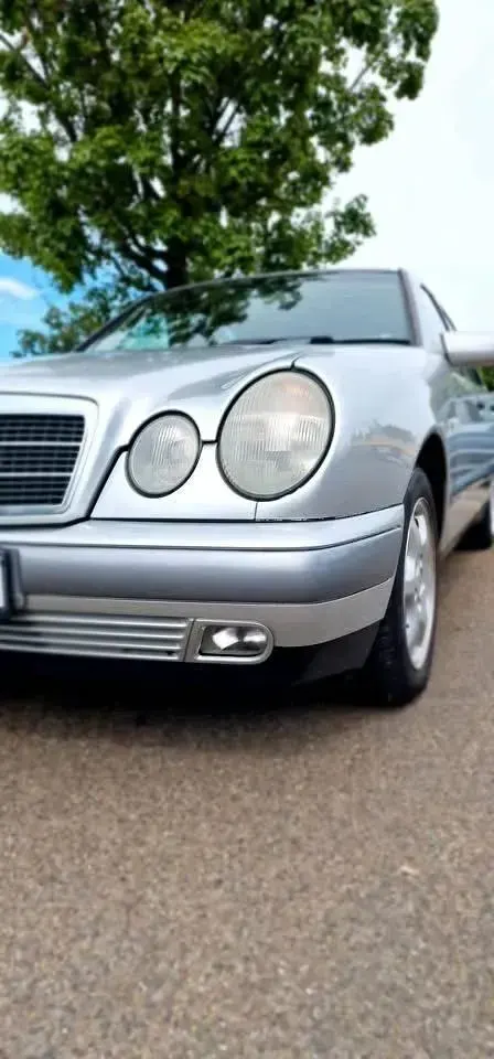Gebraucht Mercedes E240 170 PS (125 kW) 1998 Silber Limousine