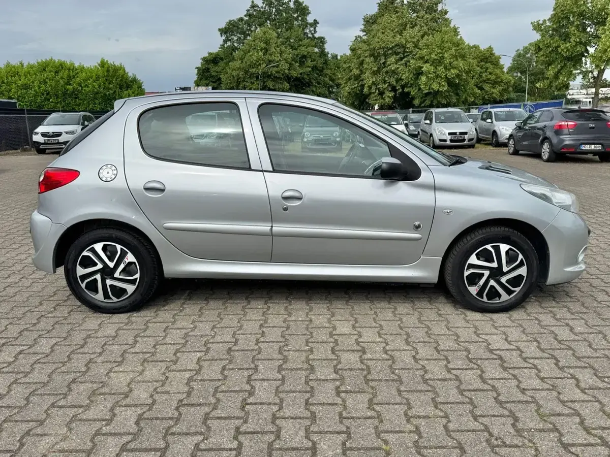 Gebraucht Peugeot 206+ 73 PS (53 kW) 2012 Silber Kleinwagen