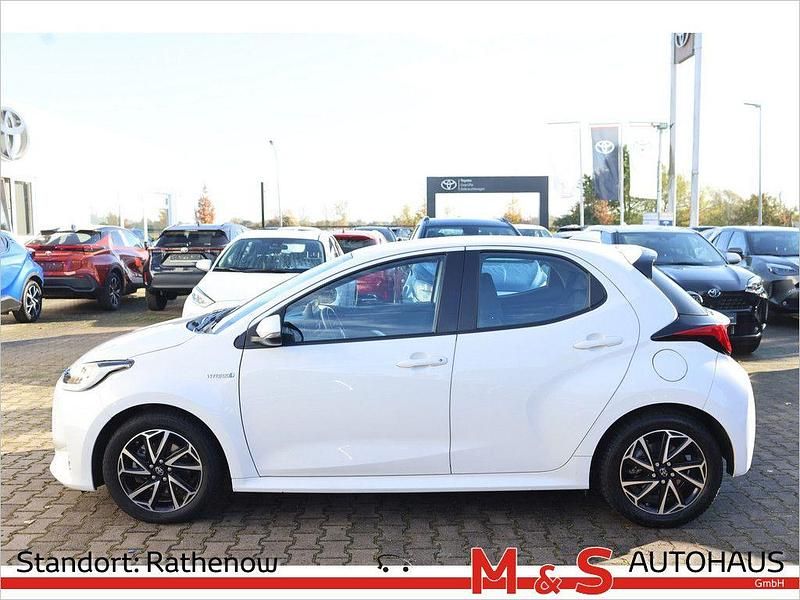 Gebraucht Toyota Yaris Hybrid Team 116 PS (85 kW) 2021 Weiß Limousine