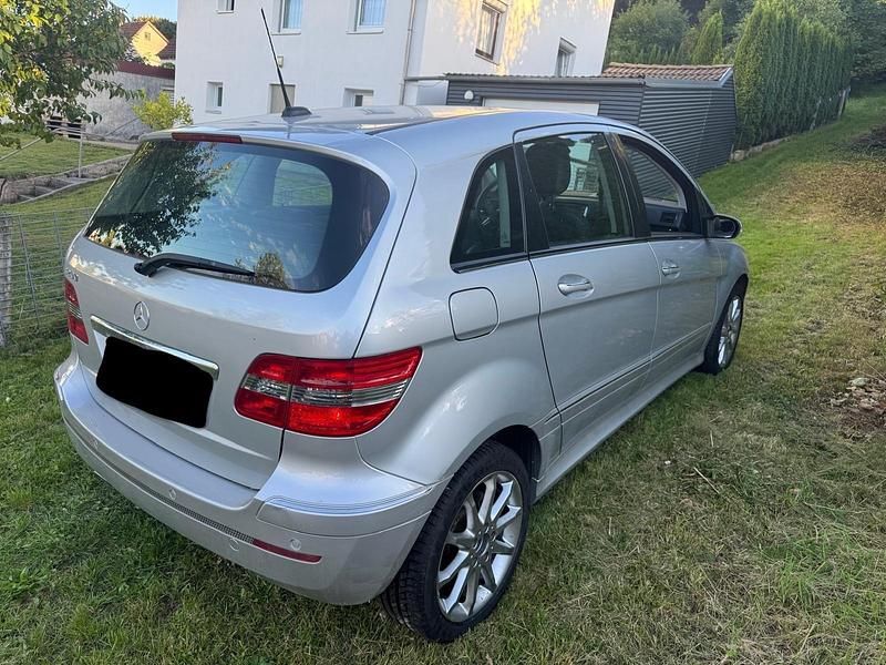 Silber Gebraucht 2008 Mercedes B200 Van / Kleinbus | 7.900 € (Fairer Preis) - Bild 1/4