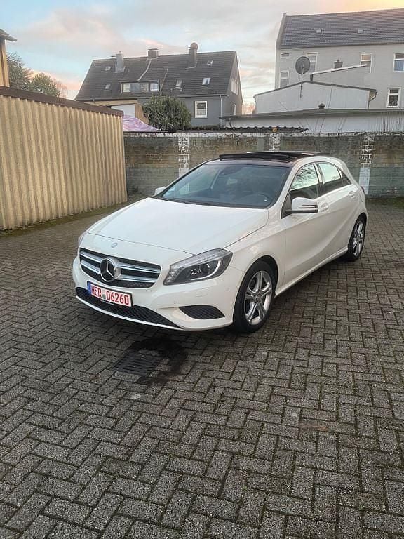 Gebraucht Mercedes A180 122 PS (89 kW) 2013 Weiß Limousine