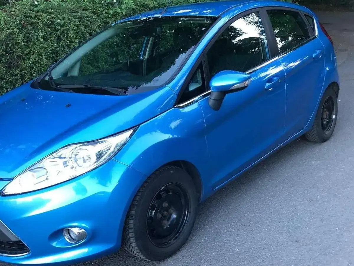 Gebraucht Ford Fiesta Titanium 97 PS (71 kW) 2012 Blau Limousine