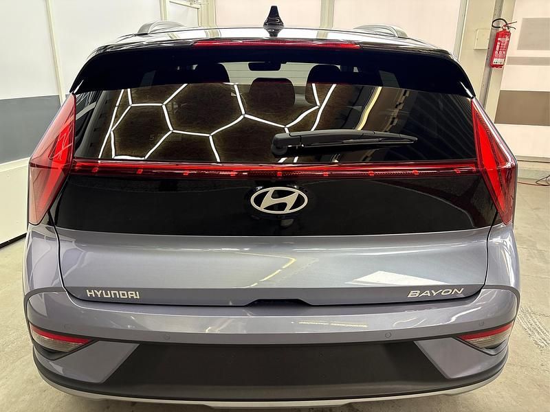 Neu Hyundai Bayon Premium 100 PS (73 kW) 2025 Meta blue dach schwarz 5pm SUV