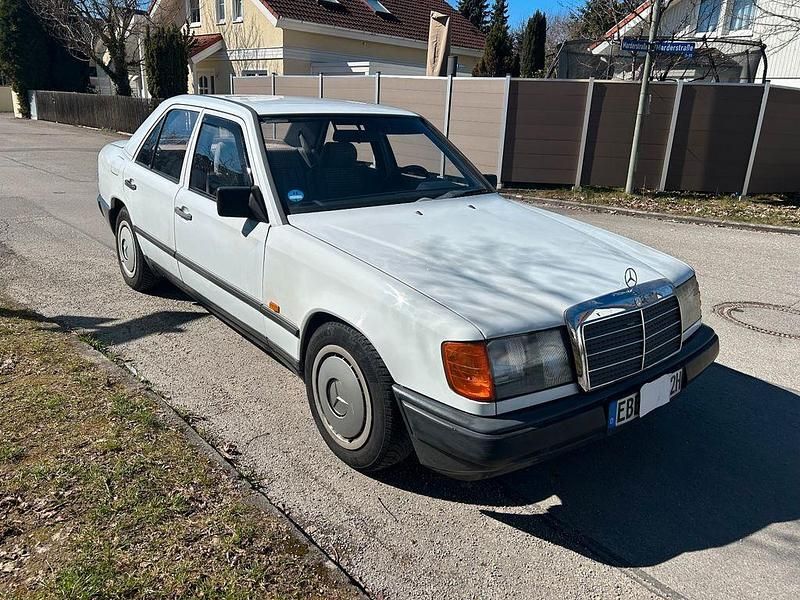 Gebraucht Mercedes E230 136 PS (100 kW) 1986 Weiß Limousine