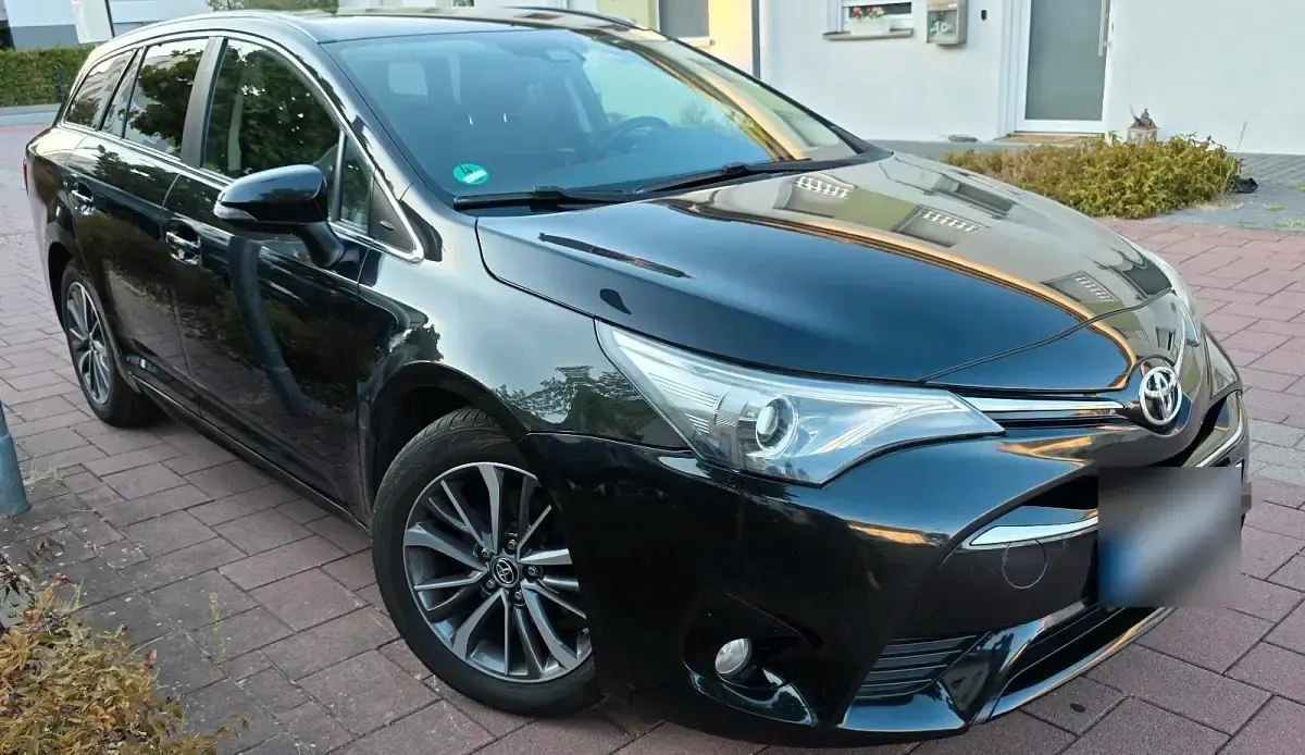 Gebraucht Toyota Avensis 112 PS (82 kW) 2016 Schwarz Kombi