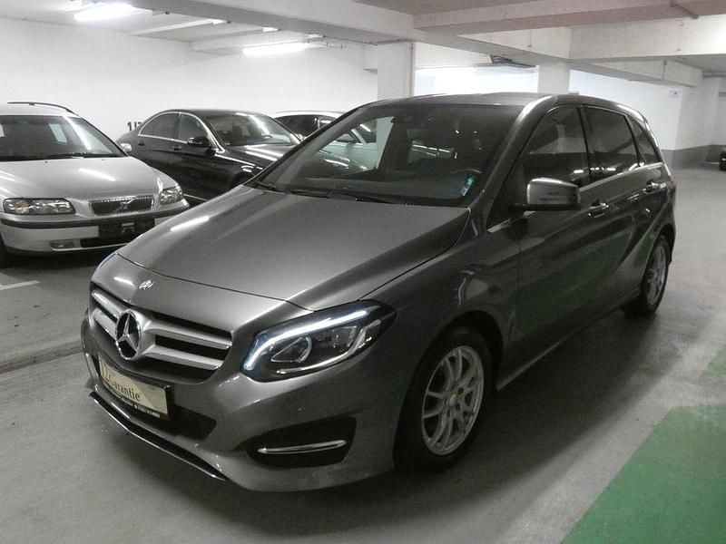 Mountaingrau Gebraucht 2016 Mercedes B180 Van / Kleinbus | 14.500 € (Guter Preis) - Bild 1/4