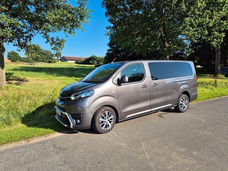 Grau Gebraucht 2022 Toyota Proace Team Van | 28.000 € (Guter Preis) - Bild 1/4