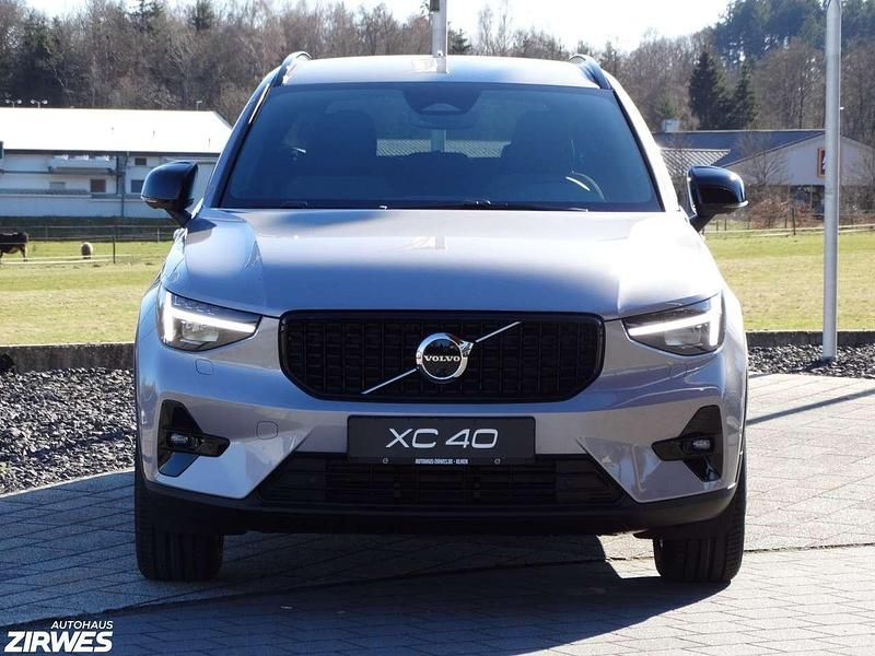 Neu Volvo XC40 Plus 197 PS (144 kW) 2026 Aurora silver / metallic SUV