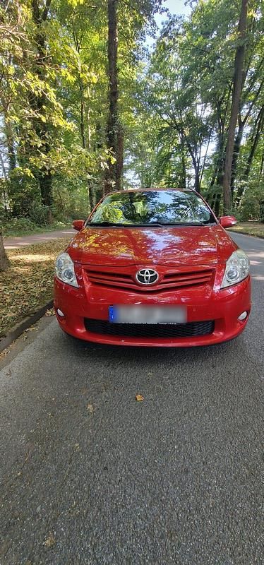 Rot Gebraucht 2011 Toyota Auris Limousine | 4.999 € (Fairer Preis) - Bild 1/4