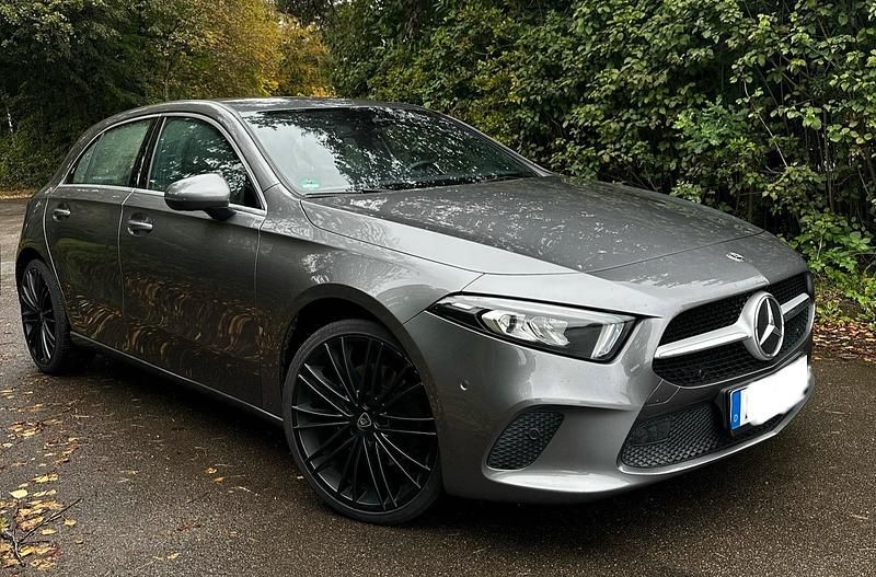 Grau Gebraucht 2019 Mercedes A220 Kleinwagen | 21.199 € (Guter Preis) - Bild 1/4