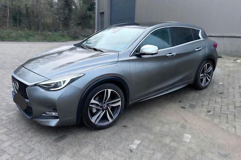 Grau Gebraucht 2016 Infiniti Q30 Premium Limousine | 12.750 € (Fairer Preis) - Bild 1/4