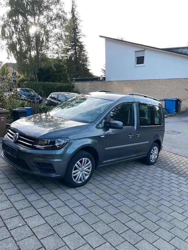 Grau Gebraucht 2018 VW Caddy Van / Kleinbus | 18.850 € (Teuer) - Bild 1/4