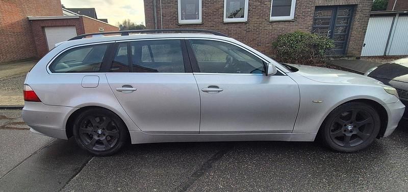 Gebraucht BMW 525 163 PS (119 kW) 2004 Silber Kombi