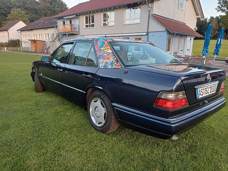 Gebraucht Mercedes 200 136 PS (100 kW) 1995 Blau Limousine