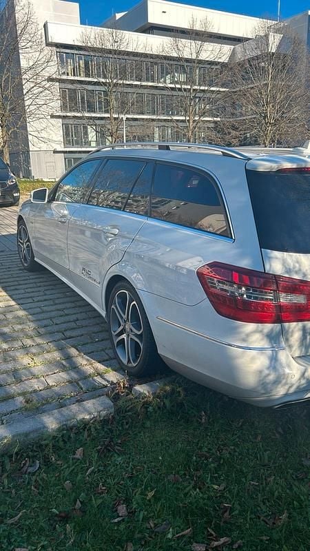 Weiß Gebraucht 2011 Mercedes E250 Kombi | 9.000 € (Fairer Preis) - Bild 1/4