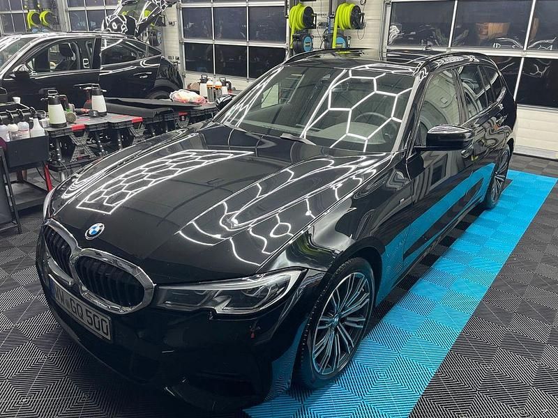 Schwarz Gebraucht 2021 BMW 320 M Sport Kombi | 28.300 € (Superpreis) - Bild 1/4