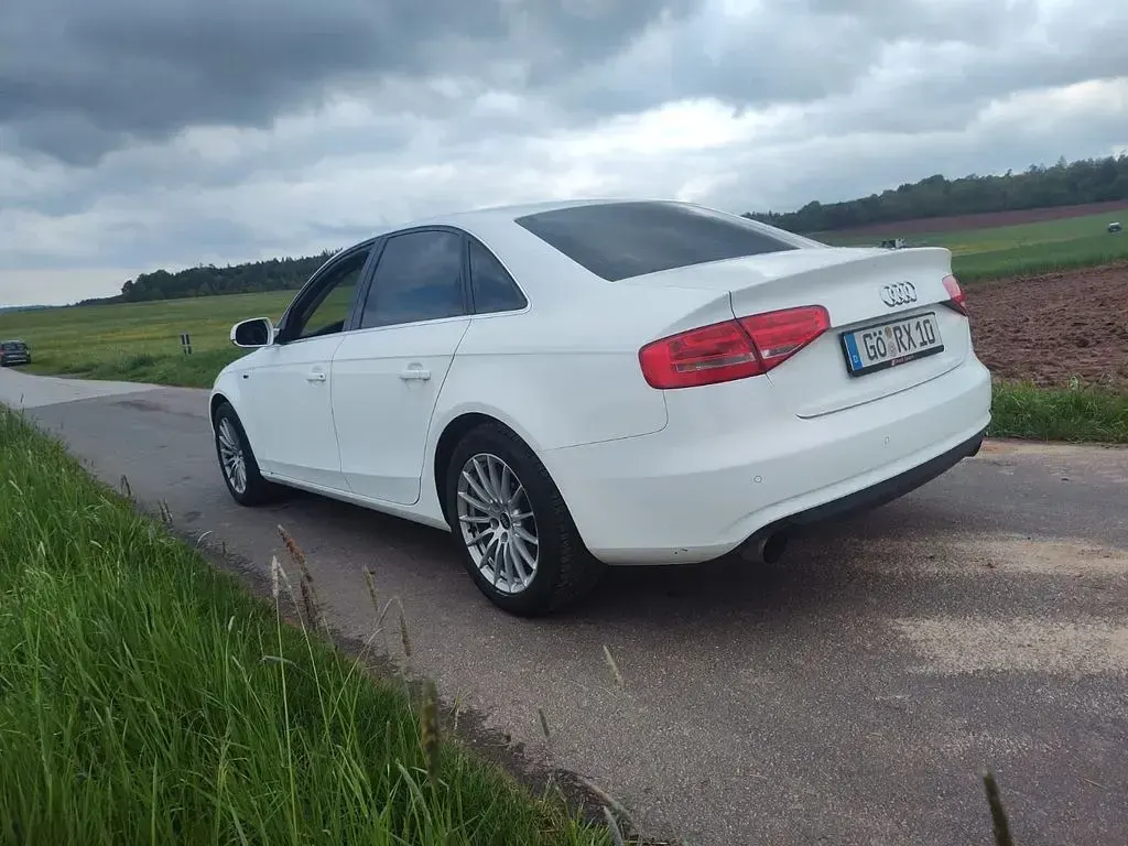 Używany Audi A4 Attraction 245 KM (180 kW) 2012 Biały Sedan/Limuzyna
