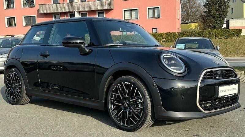 Gebraucht Mini Cooper 114 kW (156 PS) 2025 Midnight black metallic Kleinwagen