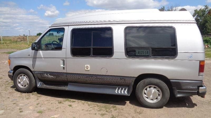 Second-hand Ford Econoline 209 CP (153 kW) 1995 Argintiu Monovolum