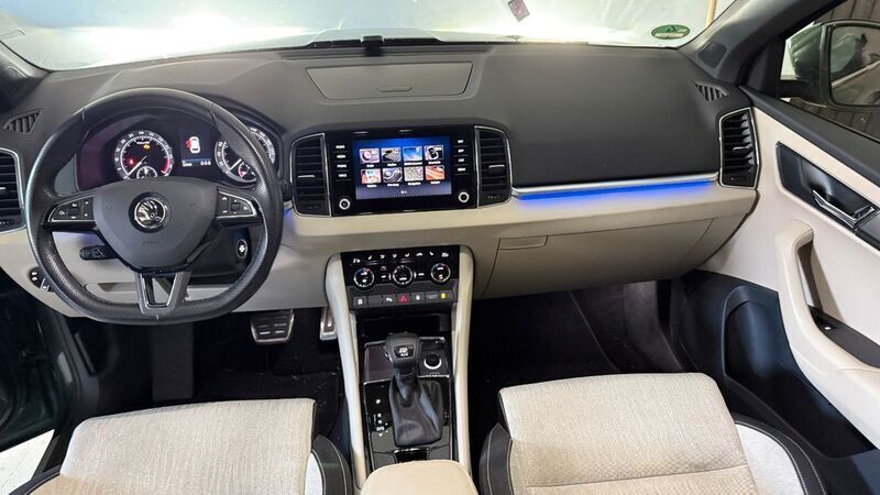 Grün Gebraucht 2020 Skoda Karoq SportLine SUV | 27.800 € (Fairer Preis) - Bild 1/4