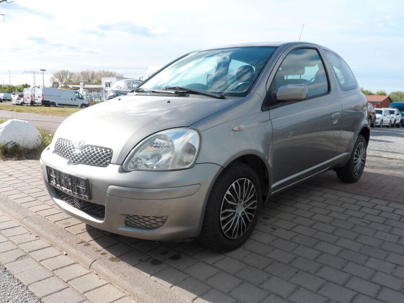 Grau Gebraucht 2004 Toyota Yaris Sol Kleinwagen | 3.790 € (Teuer) - Bild 1/4