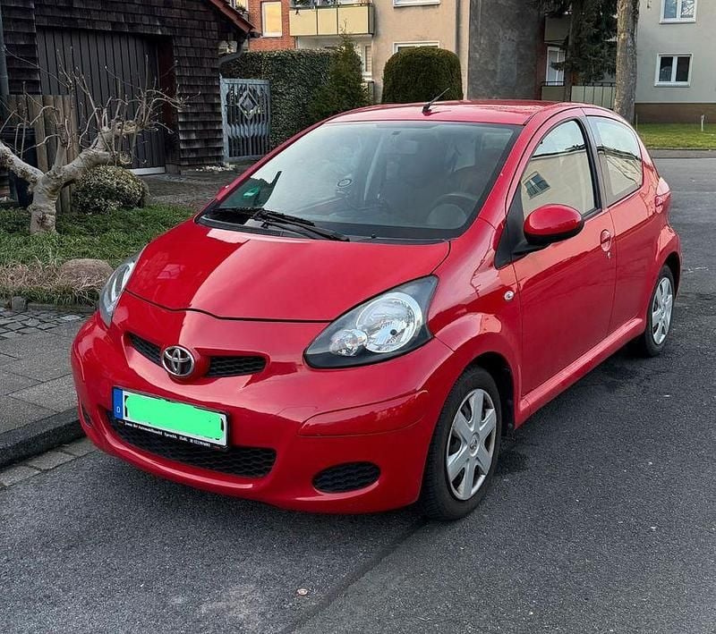 Rot Gebraucht 2010 Toyota Aygo Kleinwagen | 2.350 € (Guter Preis) - Bild 1/4