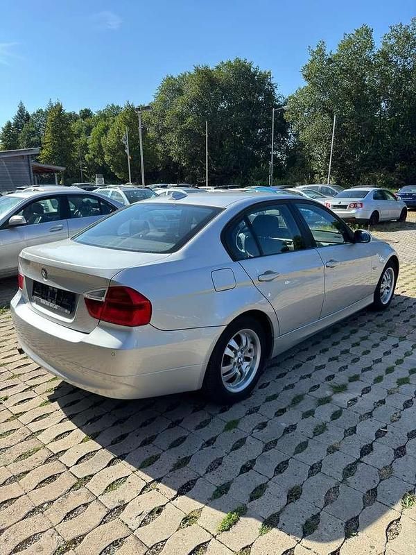 Gebraucht BMW 318 129 PS (94 kW) 2006 Titansilber metallic Limousine